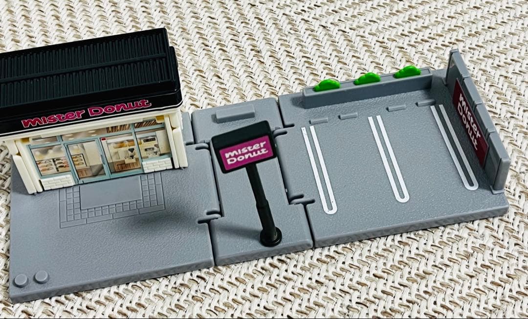 【美品】トミカタウンセット+ スシロー+ミスド+工事現場+トミカ9台まとめ売り