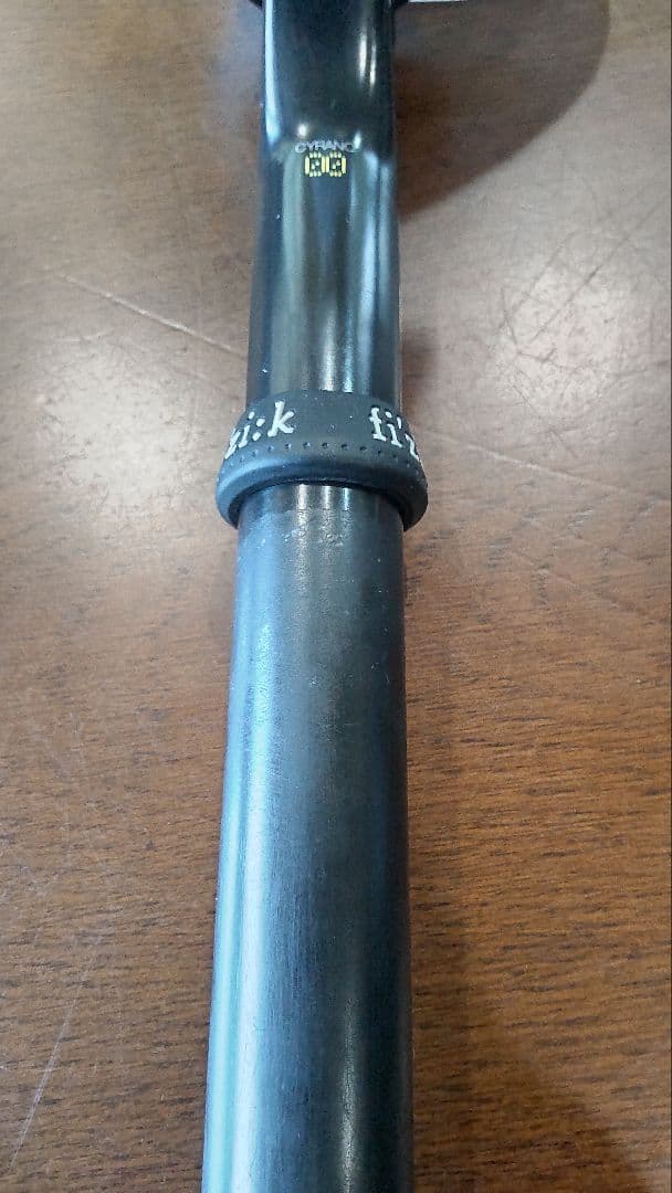 fi'zi:k フィジーク シートポスト 27.2mm CYRANO00