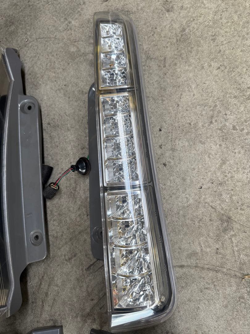 トヨタ　アイシス　後期型LED クリアテールランプ左右セット　送料込み　中古品
