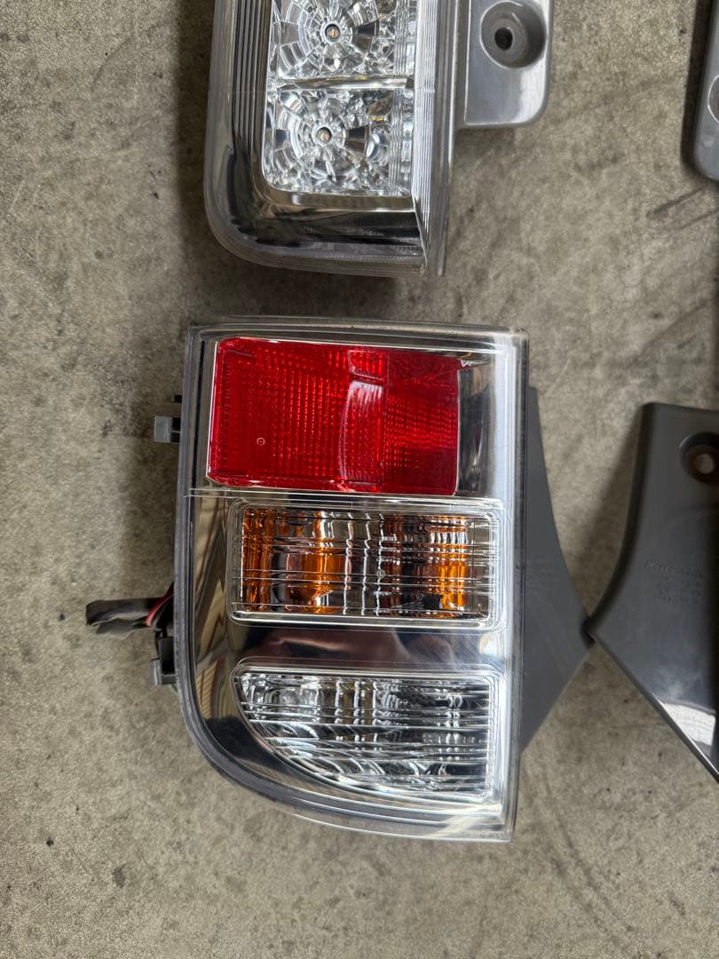 トヨタ　アイシス　後期型LED クリアテールランプ左右セット　送料込み　中古品