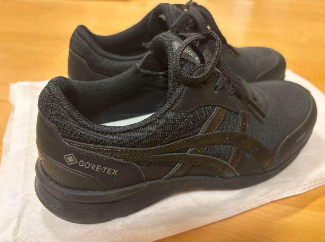 ASICS GORE-TEX ブラックシューズ