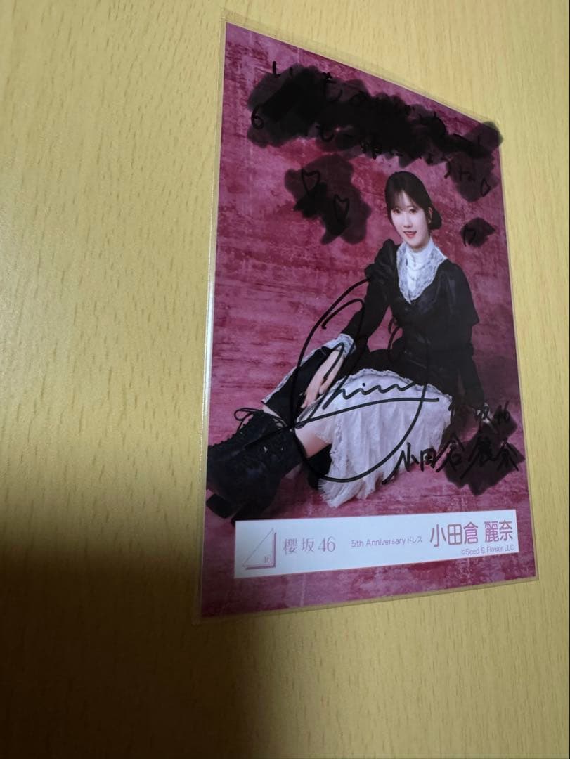 櫻坂46 小田倉麗奈 直筆サイン入り生写真「5thアニバ ドレス（座り）」 1枚