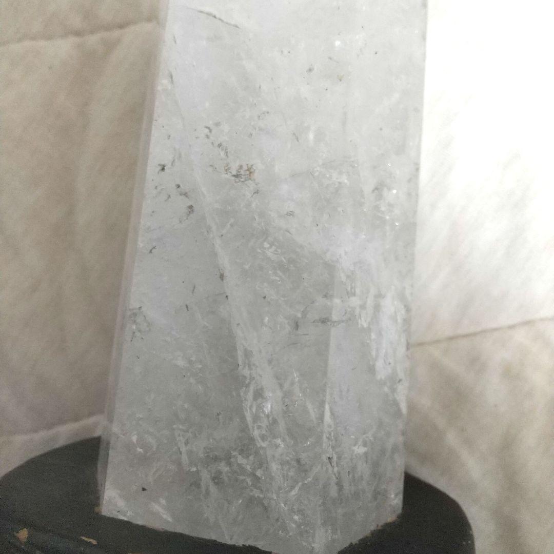 ★サンダーストーン 雷水晶 ポイント型 置物 台座付き a0440