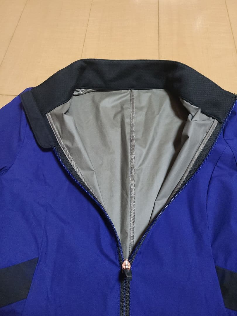 青いスタンドカラー ジャケット