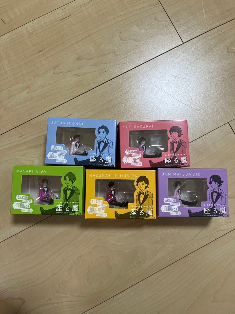 嵐　コップのフチ子　座る嵐