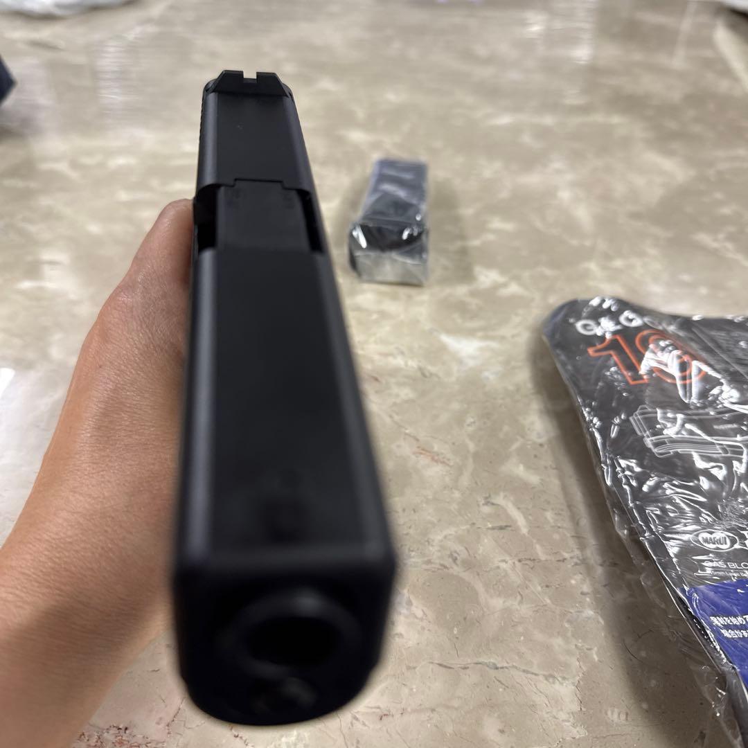 ④GLOCK 19 ガスガン、マガジン付き