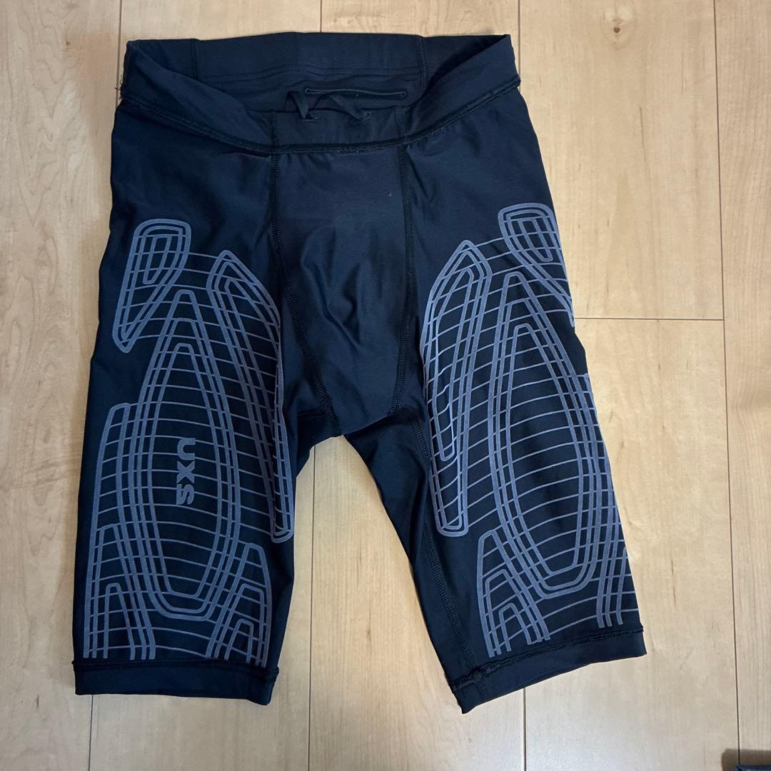 【美品】2XU ツータイムズユー/ハーフタイツ メンズSサイズ シルバー