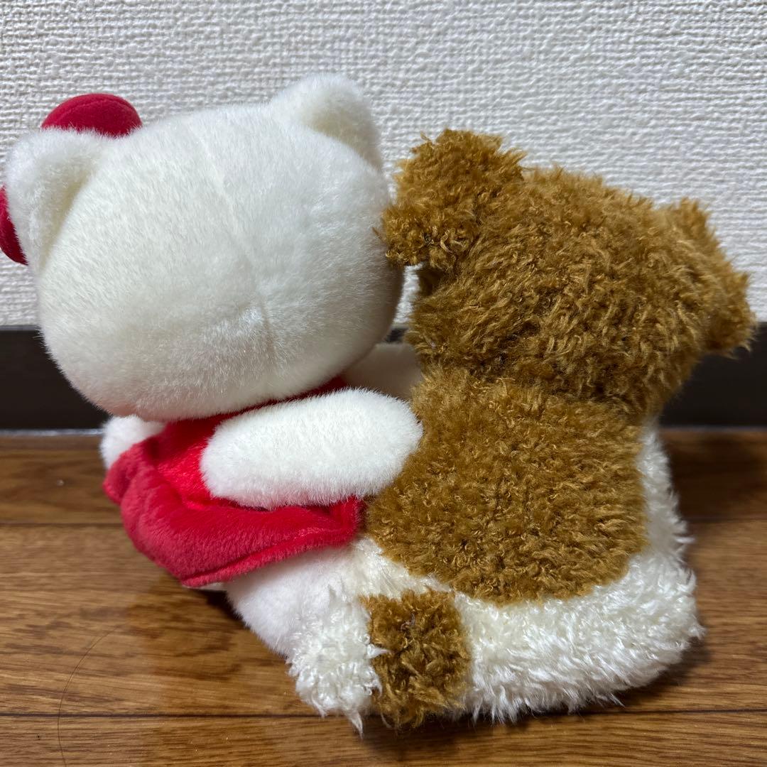 ハローキティと犬のぬいぐるみ