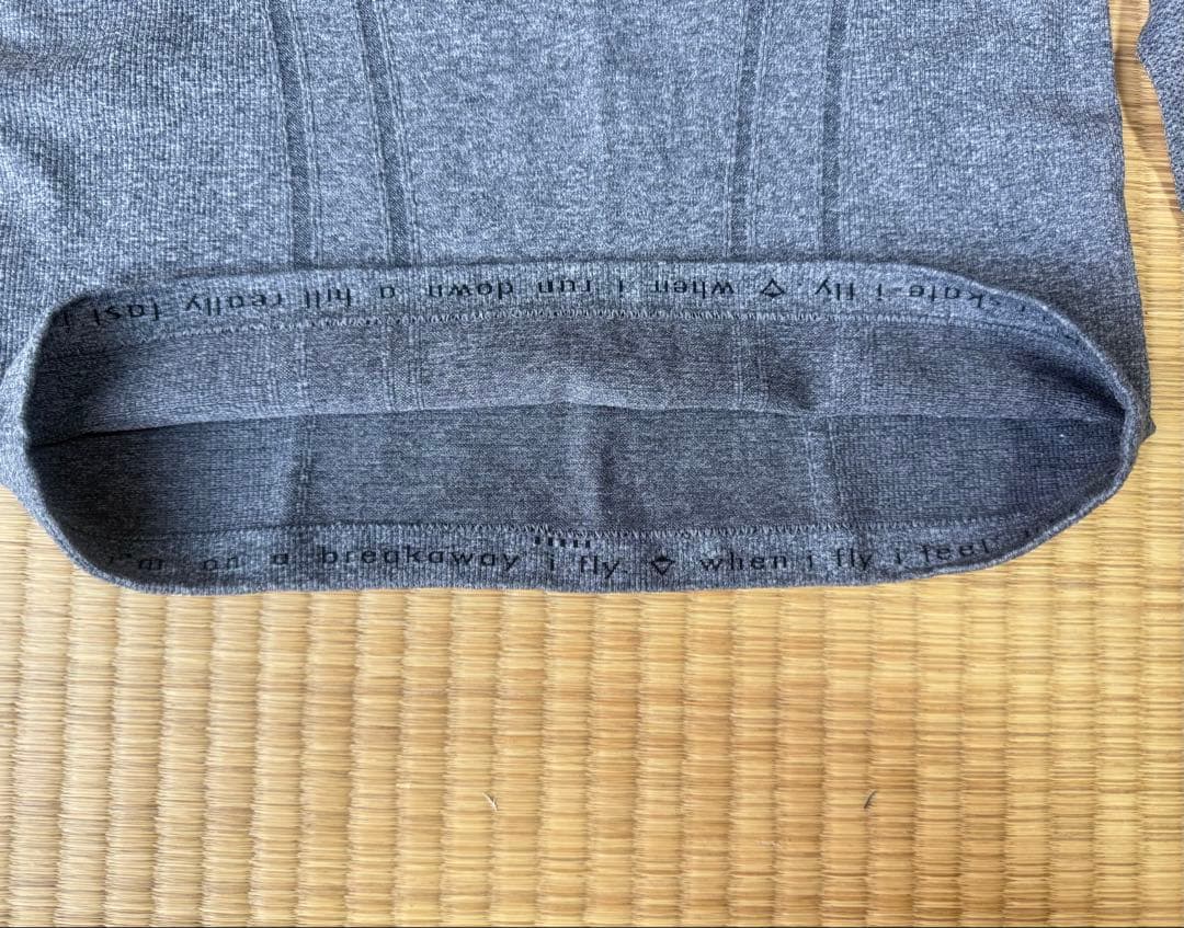 ivivva 長袖Tシャツ　サイズ　12 グレー 長袖 トレーニングトップス