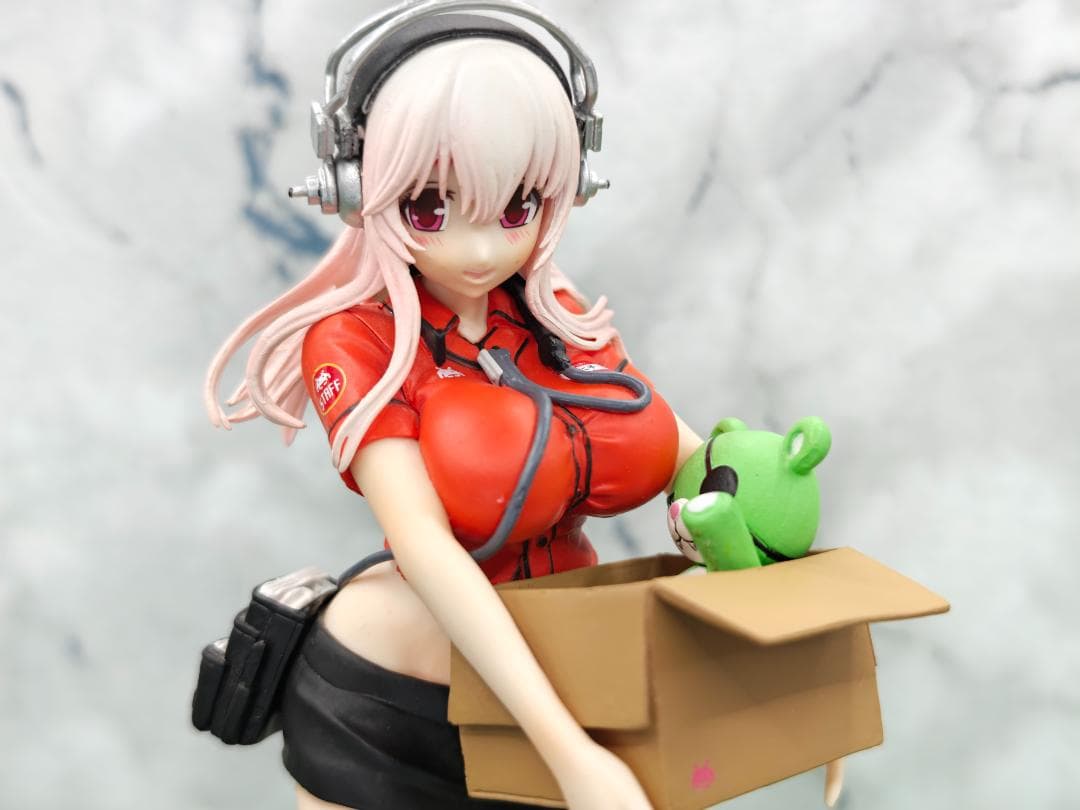 GRG × すーぱーそに子 レースクィーンフィギュア＆タイトー制服フィギュア