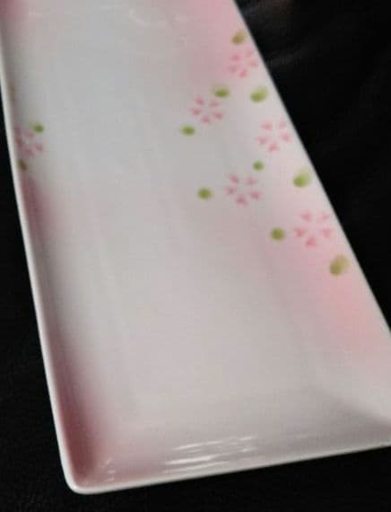 ♣素敵な桜【春のおもてなし】会席料理に⬛【有田焼・三峰窯の春桜柄長皿】⬛新品２皿