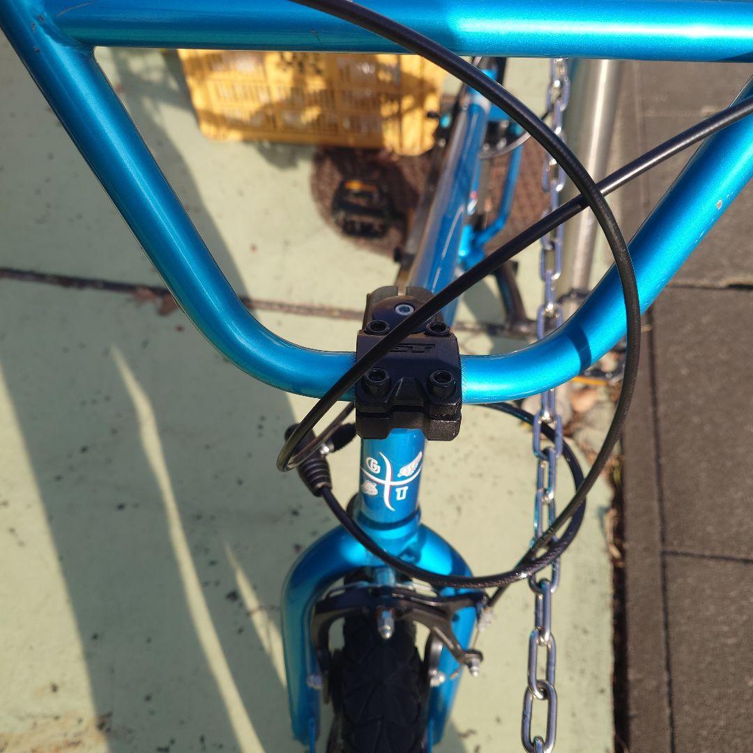青いBMX自転車 小径タイヤ Uブレーキ