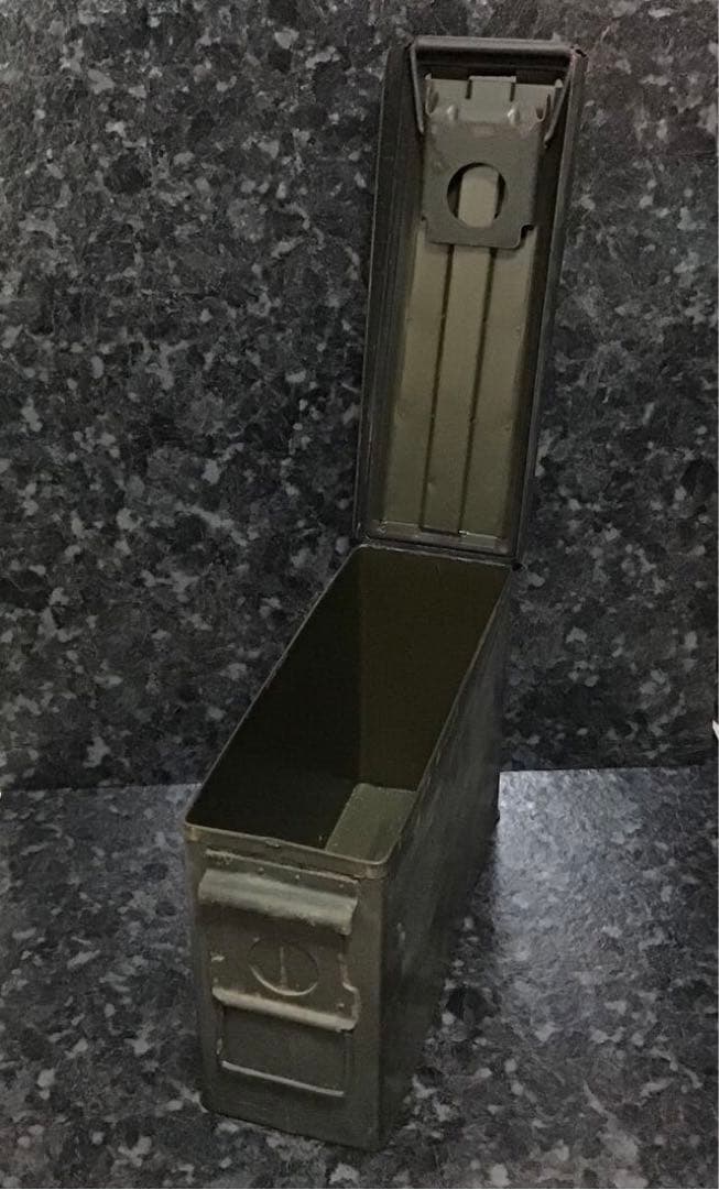 銃弾ケース　サバゲー小物入れ　ビンテージのスチールボックス