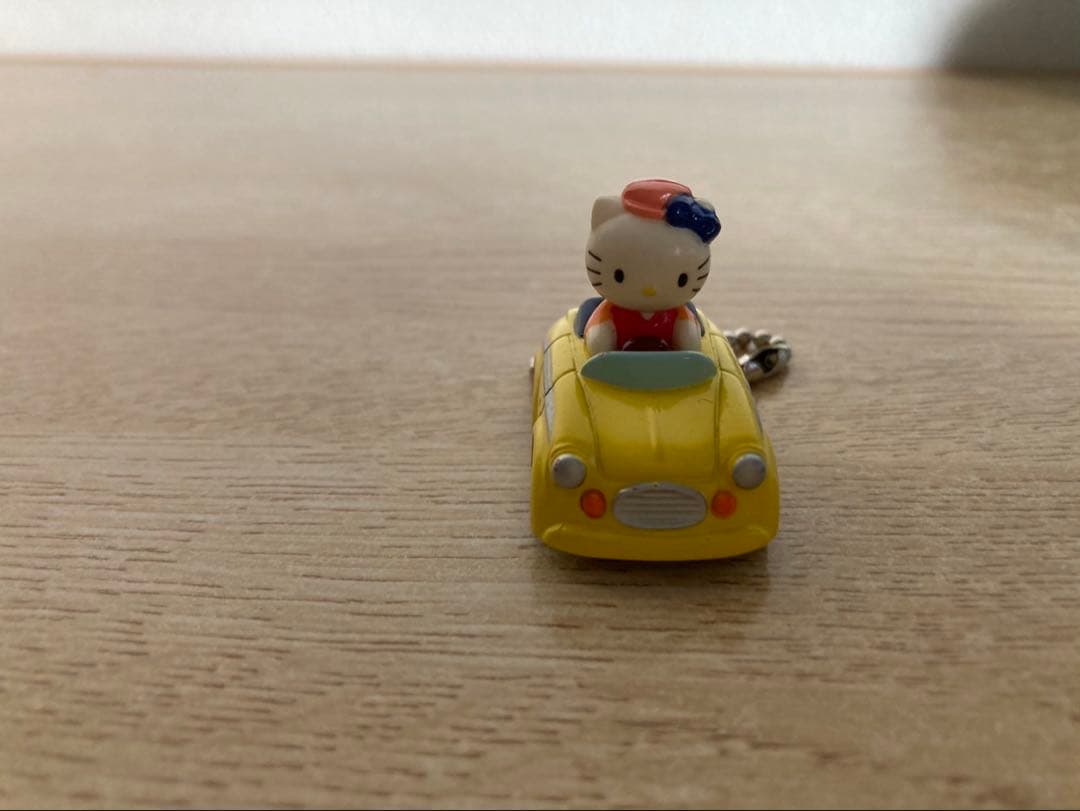 ハローキティキーホルダーミニカー