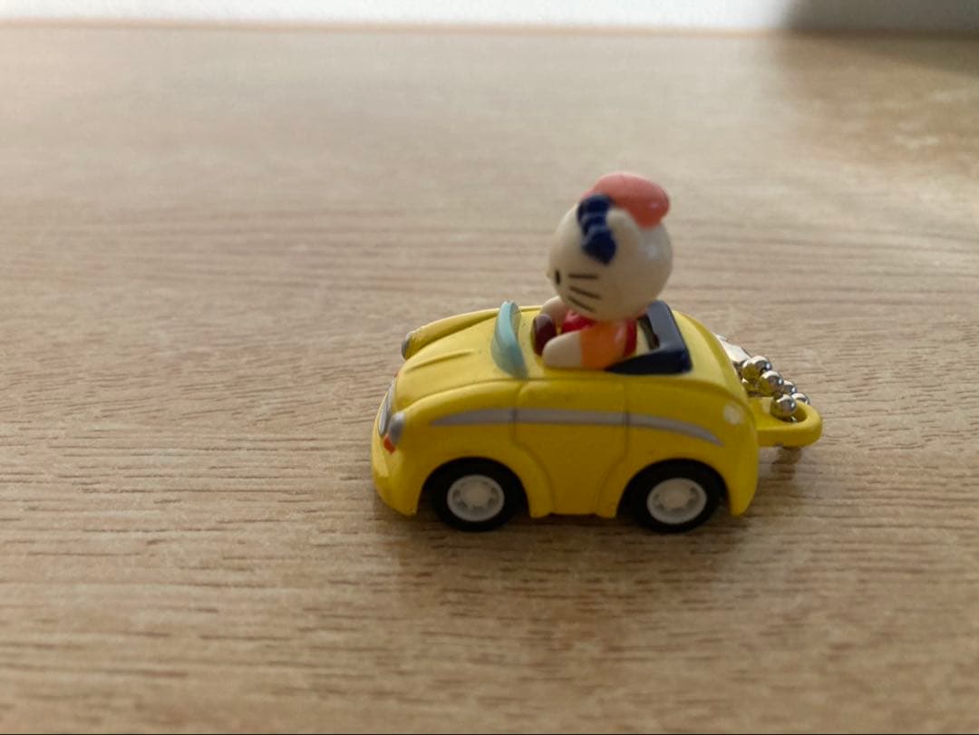ハローキティキーホルダーミニカー