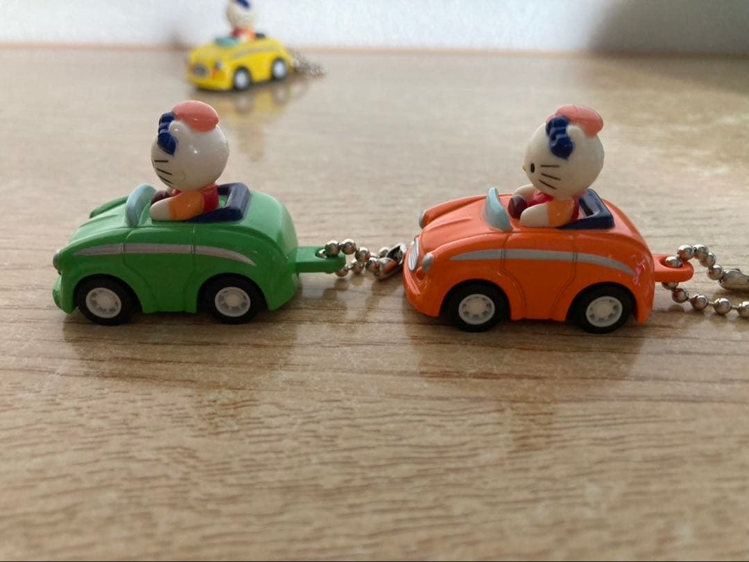ハローキティキーホルダーミニカー