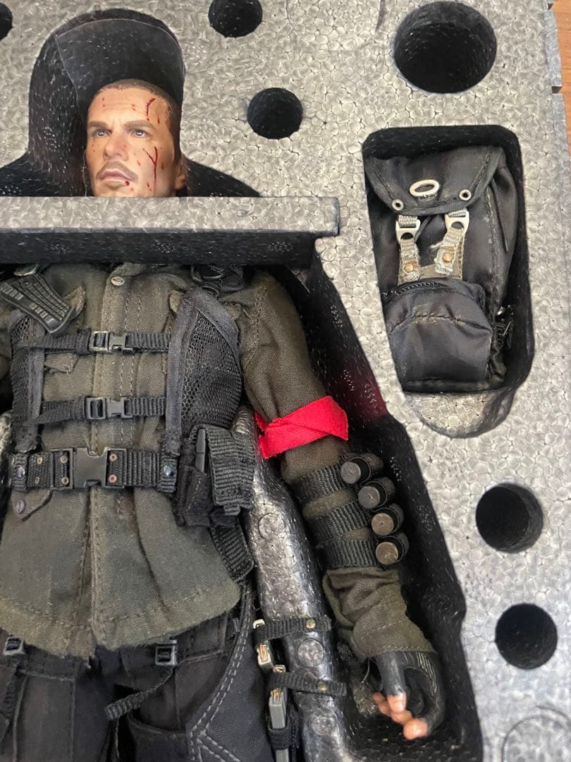 HOT TOYS ターミネーター4 ジョンコナー ファイナルバトルバージョン