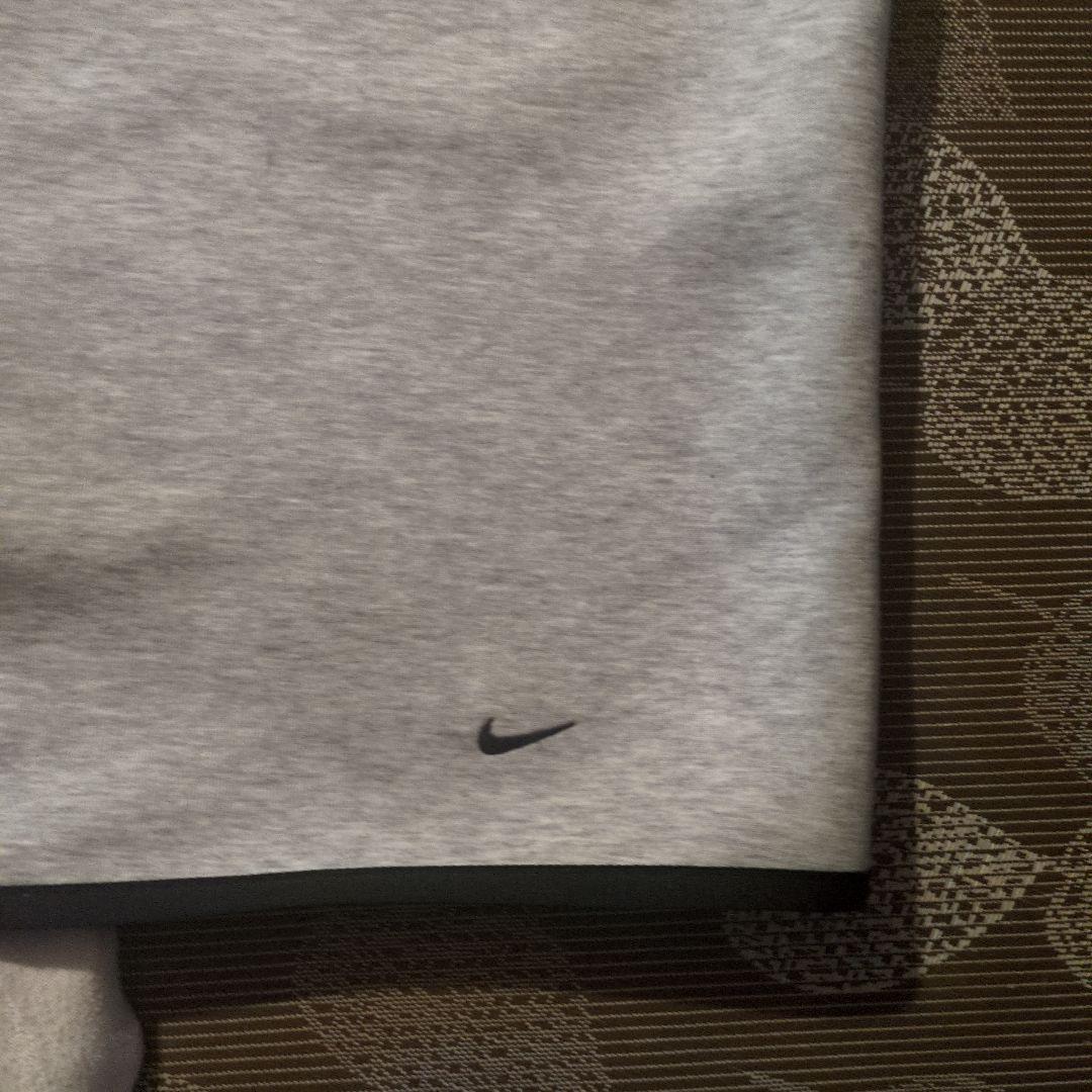 Nike テックグレー