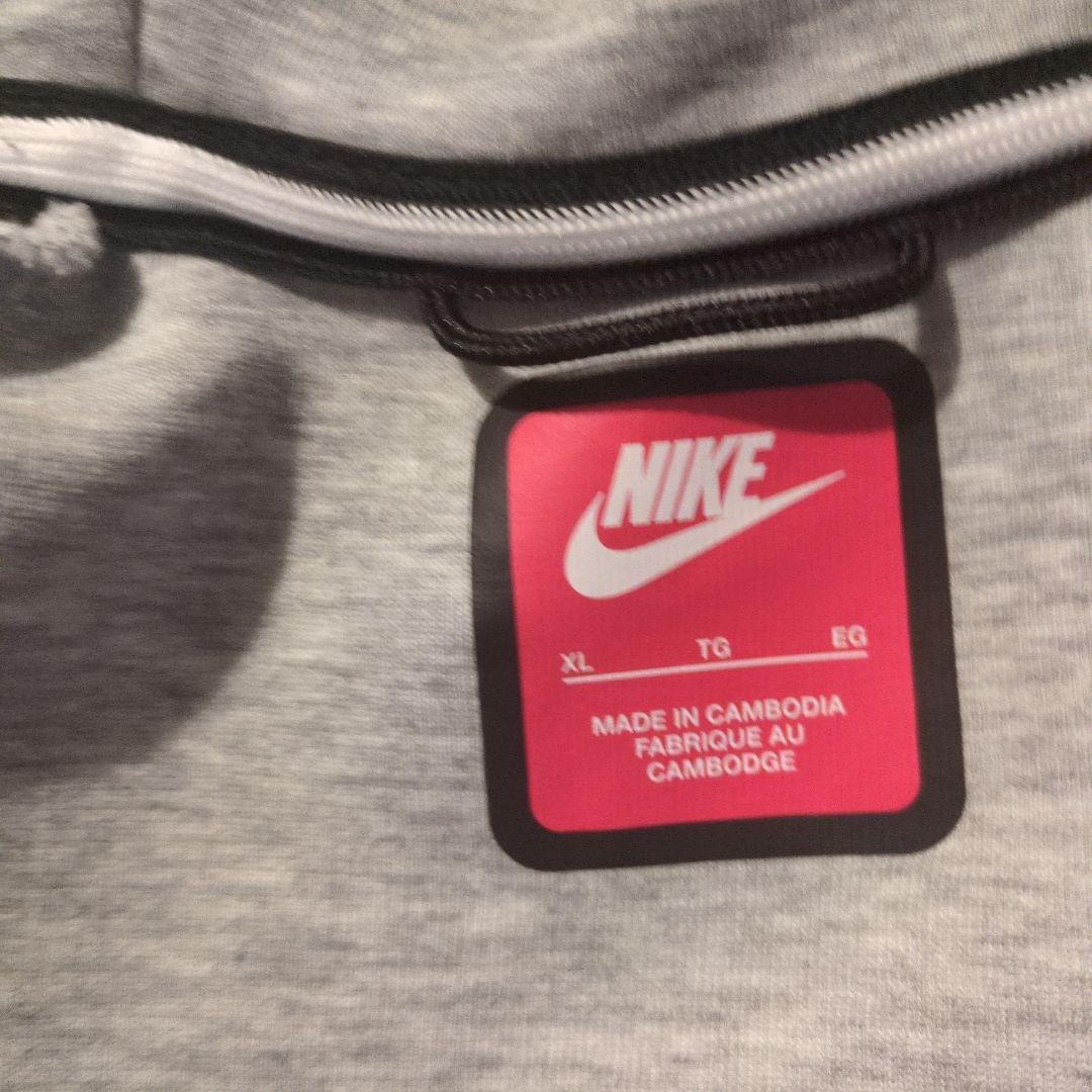 Nike テックグレー