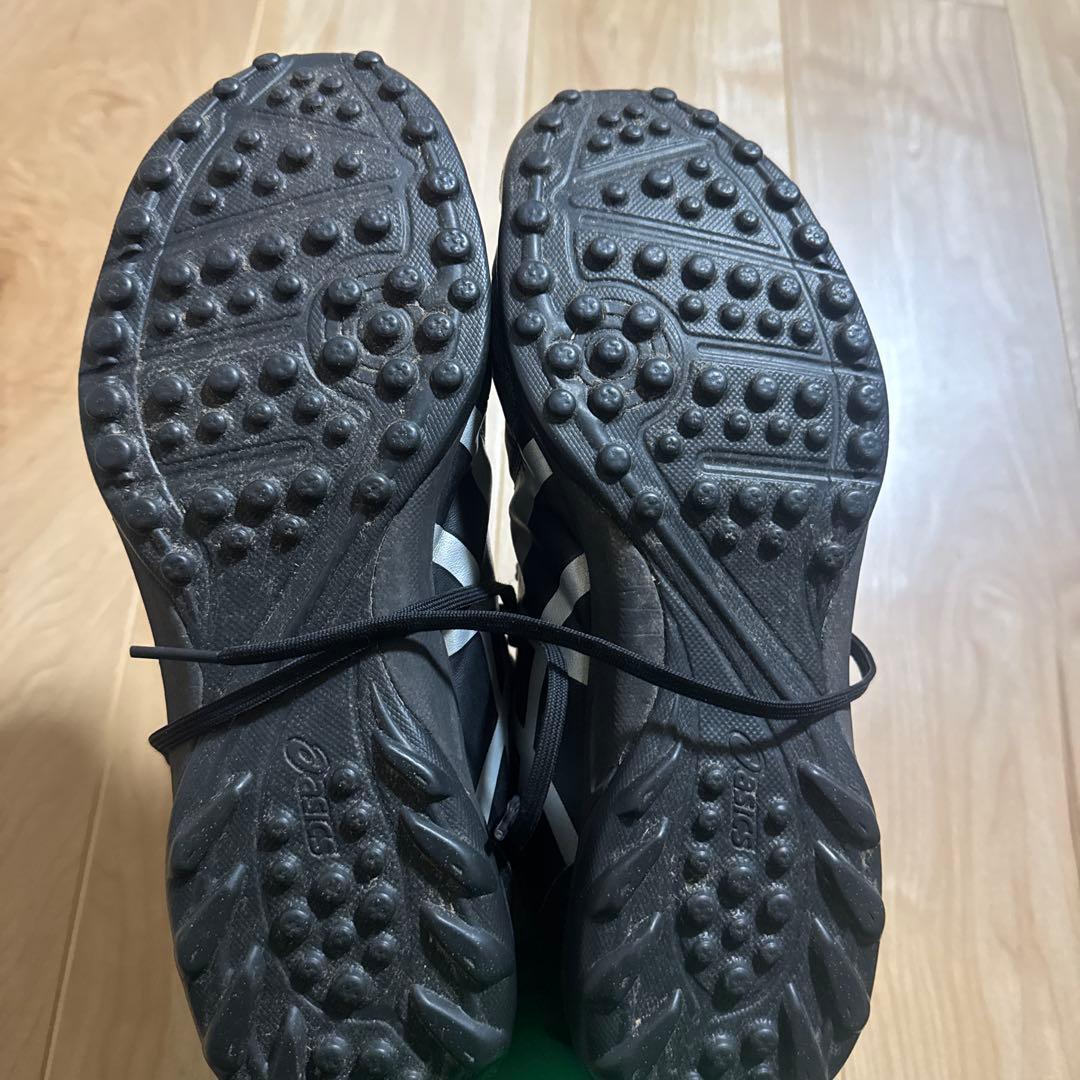 ASICS ブラック フットサルシューズ