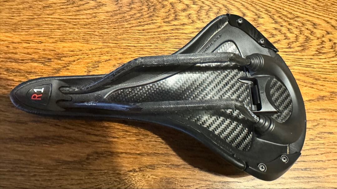【中古】Fizik aliante R1 カーボンファイバーサドル ブラック