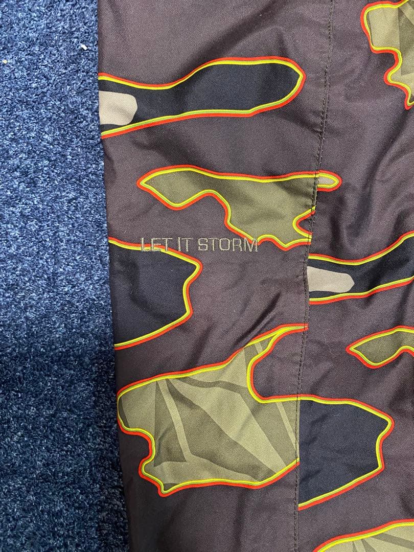 迷彩スノーボードパンツ（VOLCOM）