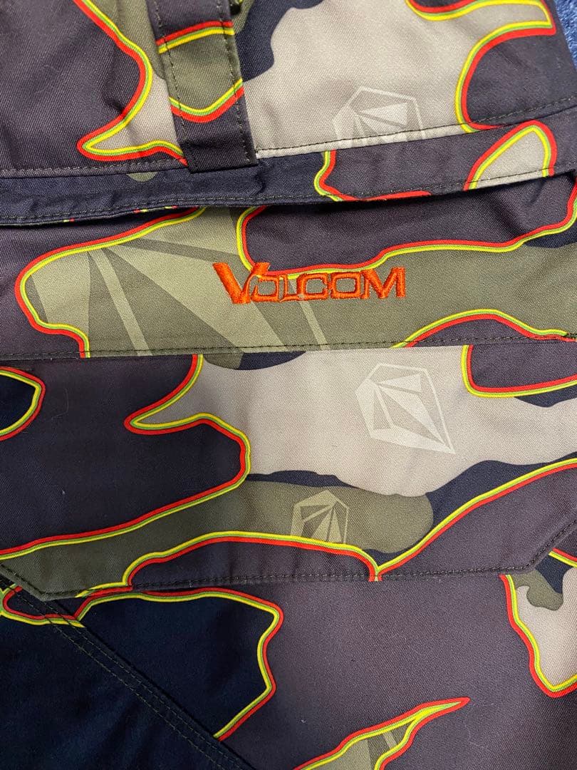迷彩スノーボードパンツ（VOLCOM）