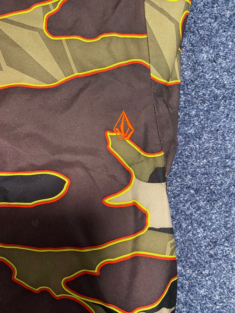 迷彩スノーボードパンツ（VOLCOM）