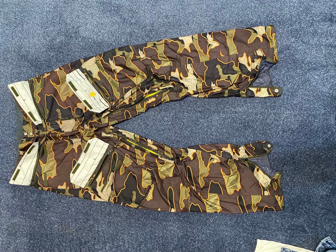 迷彩スノーボードパンツ（VOLCOM）