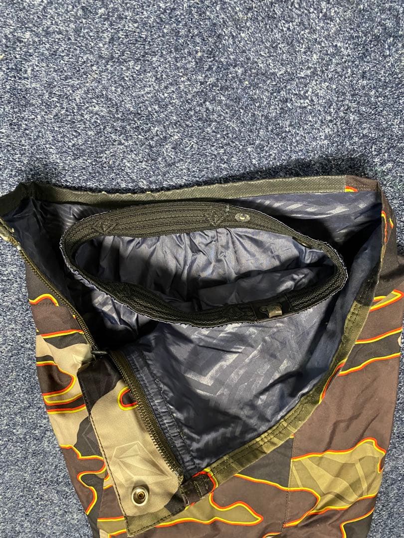 迷彩スノーボードパンツ（VOLCOM）
