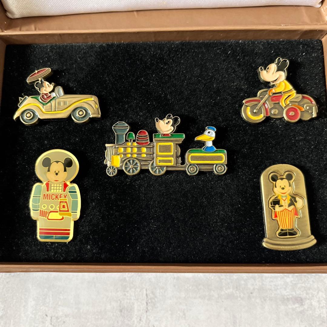 Disney 2002年 ミッキー 誕生日 限定 ピンバッジ ピンズ レトロ