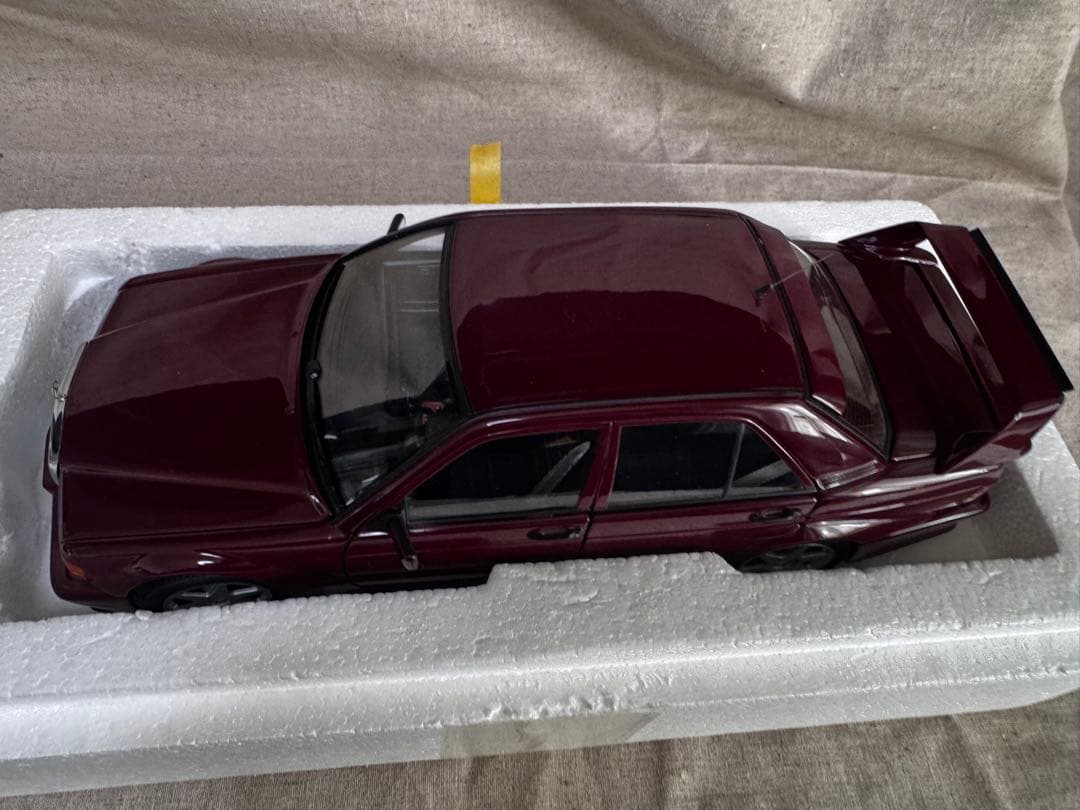 ミニカー Mercedes-Benz 190E 2.5-16V EVO2 1:18