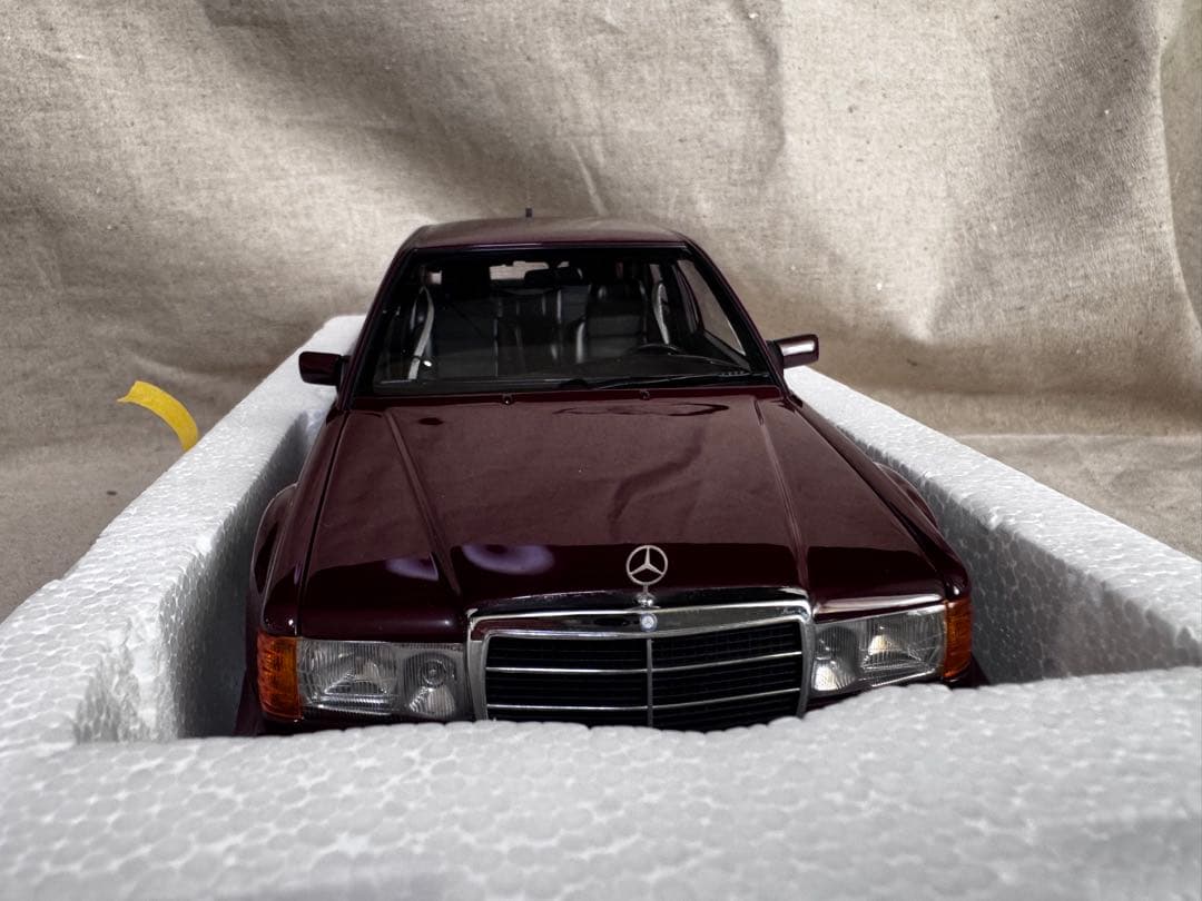 ミニカー Mercedes-Benz 190E 2.5-16V EVO2 1:18