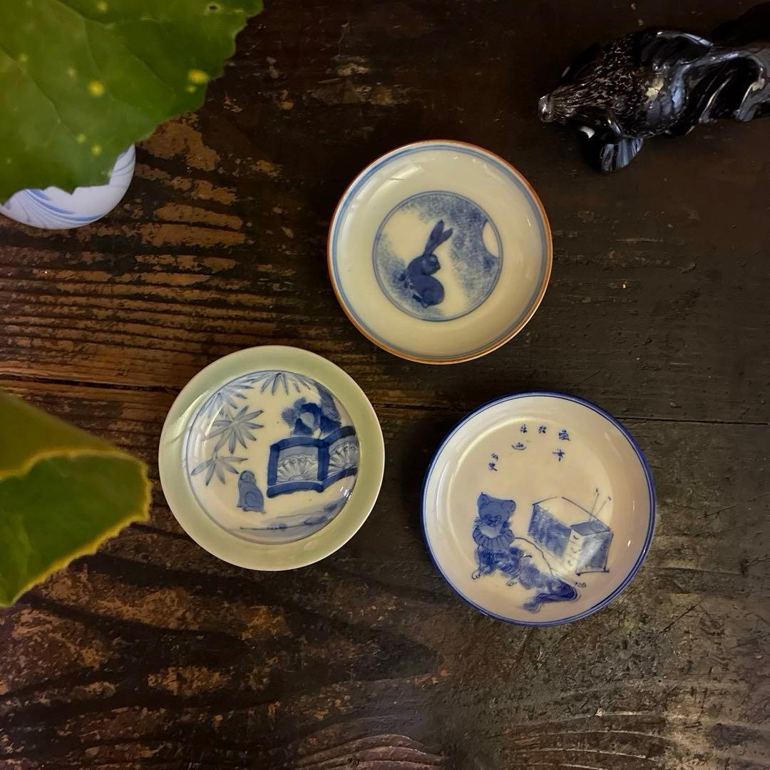 骨董　古伊万里　青磁　希少　仔犬　笹林　竹柵　岩松　手塩皿　豆皿　小皿　２客