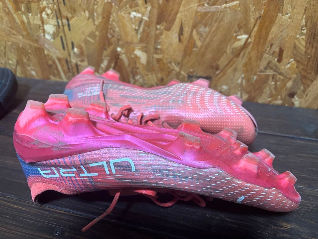 PUMA Ultra ピンク スパイクシューズ
