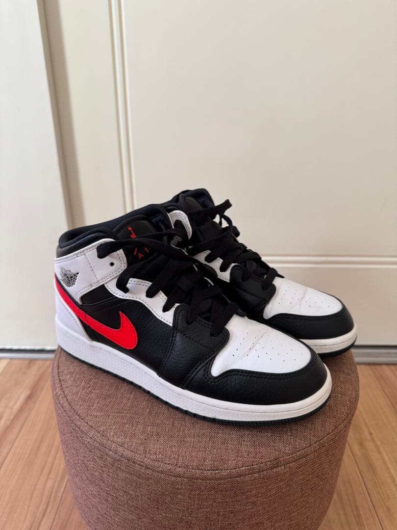 シューズ(女性用) NIKE AIR JORDAN 1 MID BLACK/CHILE