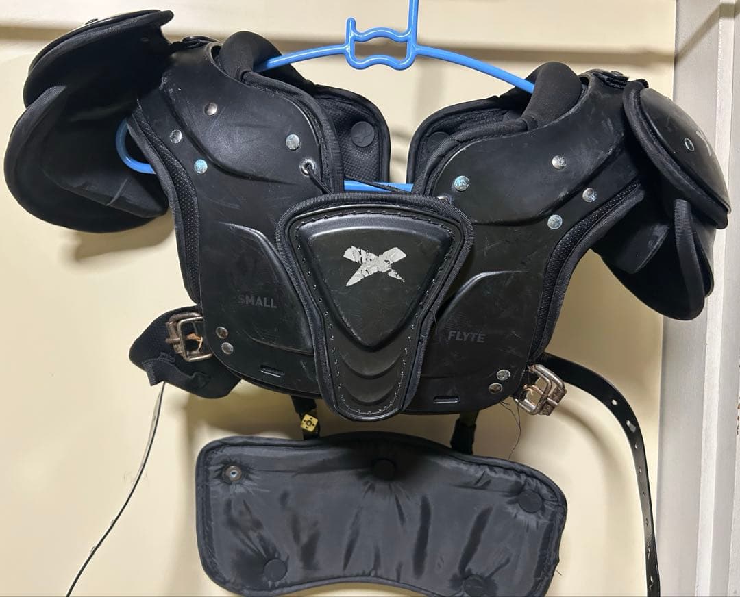 アメフト　xenith FLYTE ショルダー　バックプレート