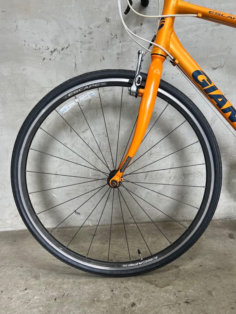 クロスバイク　GIANT ESCAPE R3 ジャイアント　前後タイヤ新品‼️