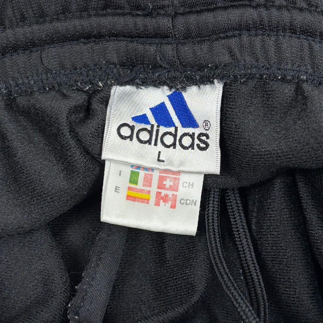adidas サイドボタン パフォーマンスロゴのこのハーフパンツは希少