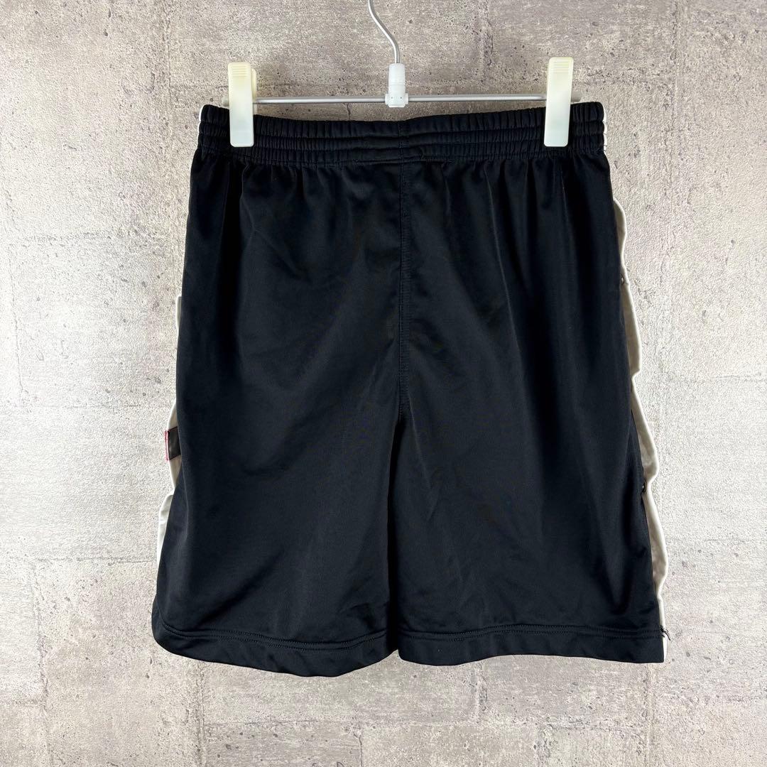 adidas サイドボタン パフォーマンスロゴのこのハーフパンツは希少