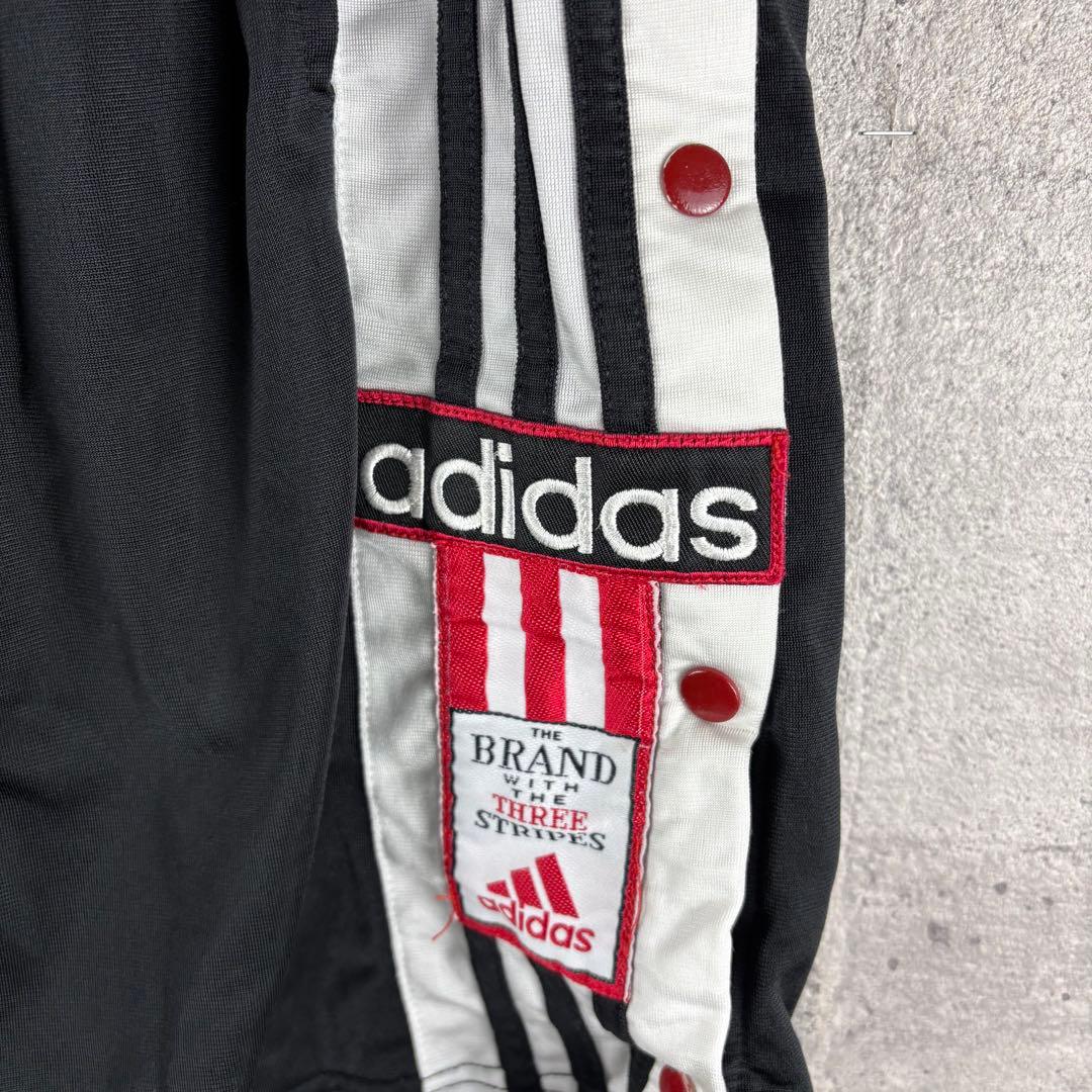 adidas サイドボタン パフォーマンスロゴのこのハーフパンツは希少