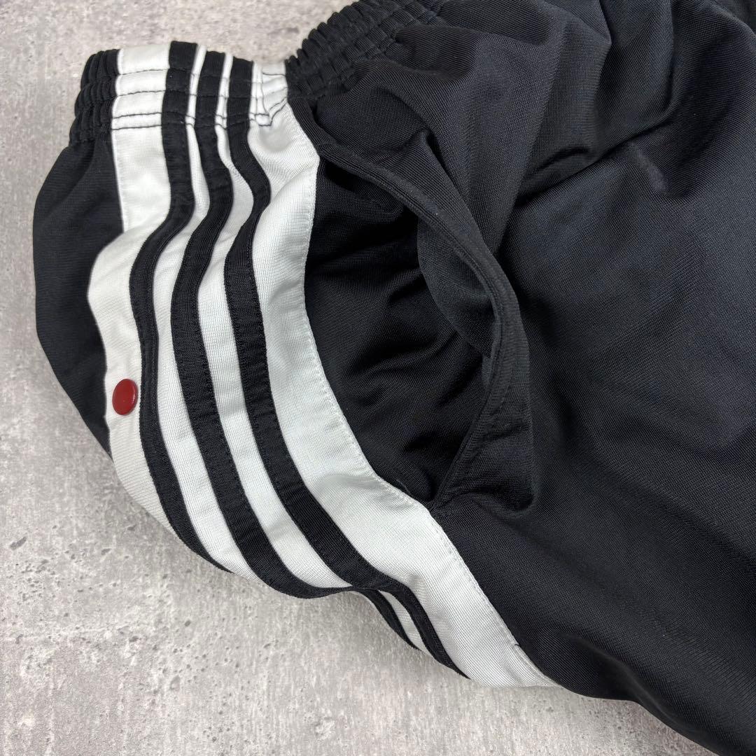 adidas サイドボタン パフォーマンスロゴのこのハーフパンツは希少