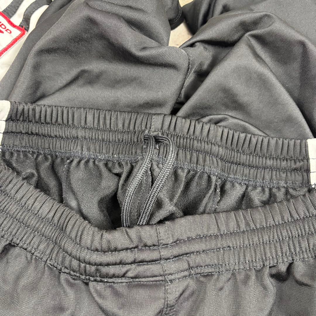 adidas サイドボタン パフォーマンスロゴのこのハーフパンツは希少