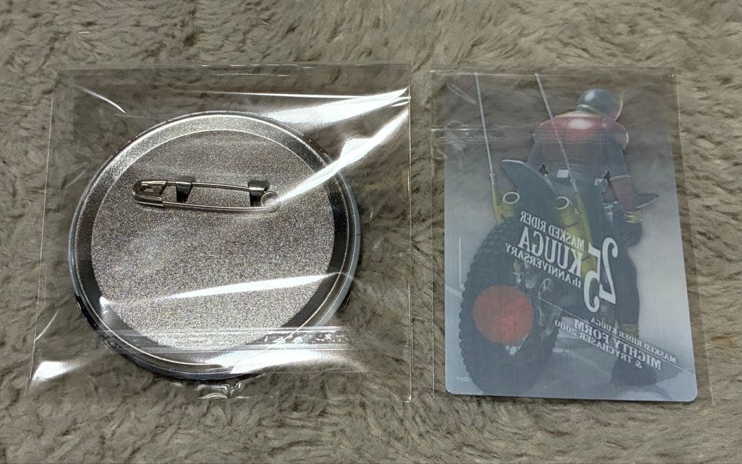 激レア　仮面ライダークウガ　25周年メタリック缶バッジ　トライチェイサー　カード