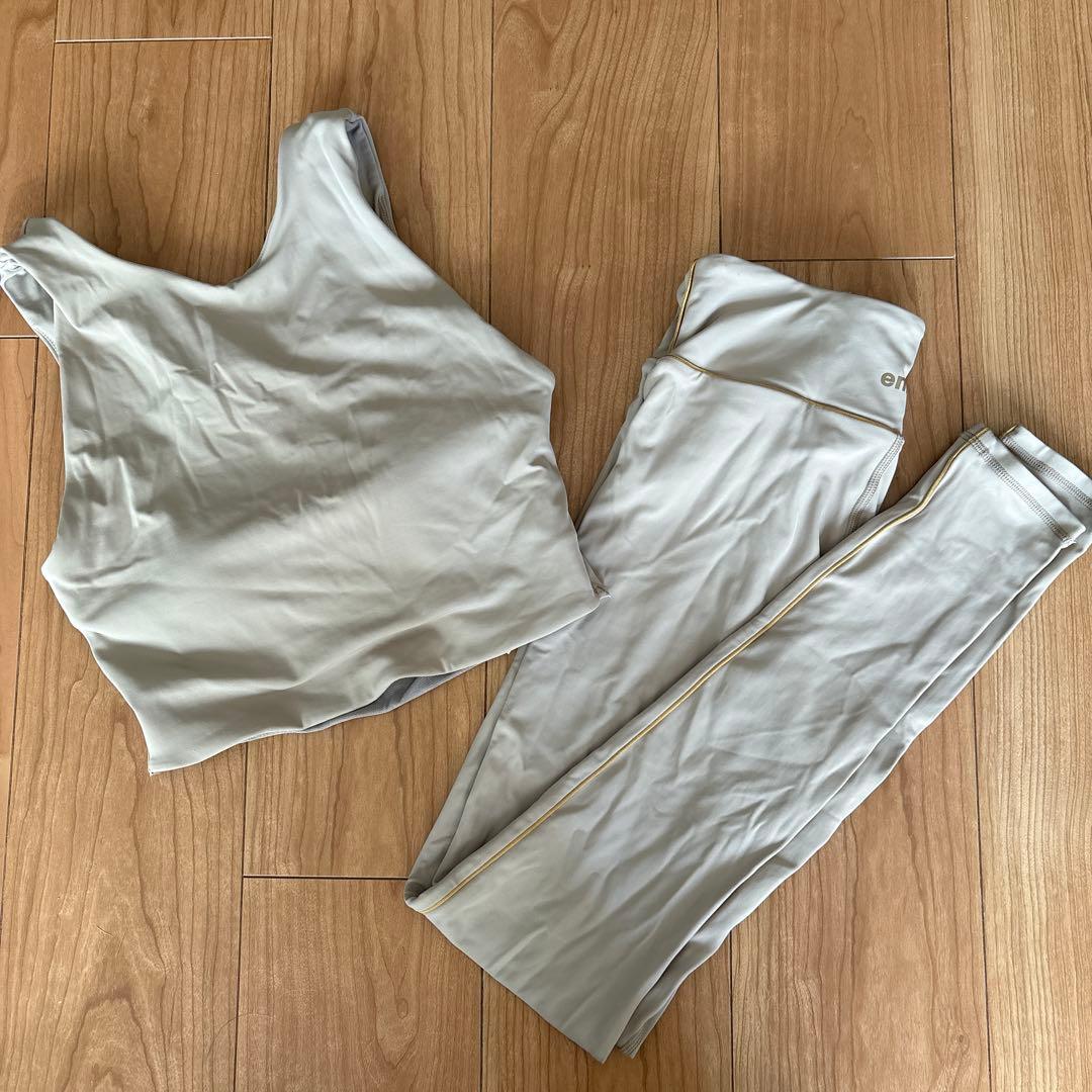 【美品emmi yoga】サスティナレッチ タンクトップヨガウェア セット