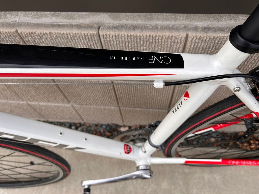 美品　ロードバイク　自転車　岡山　TREK ONE SERIES 1.1