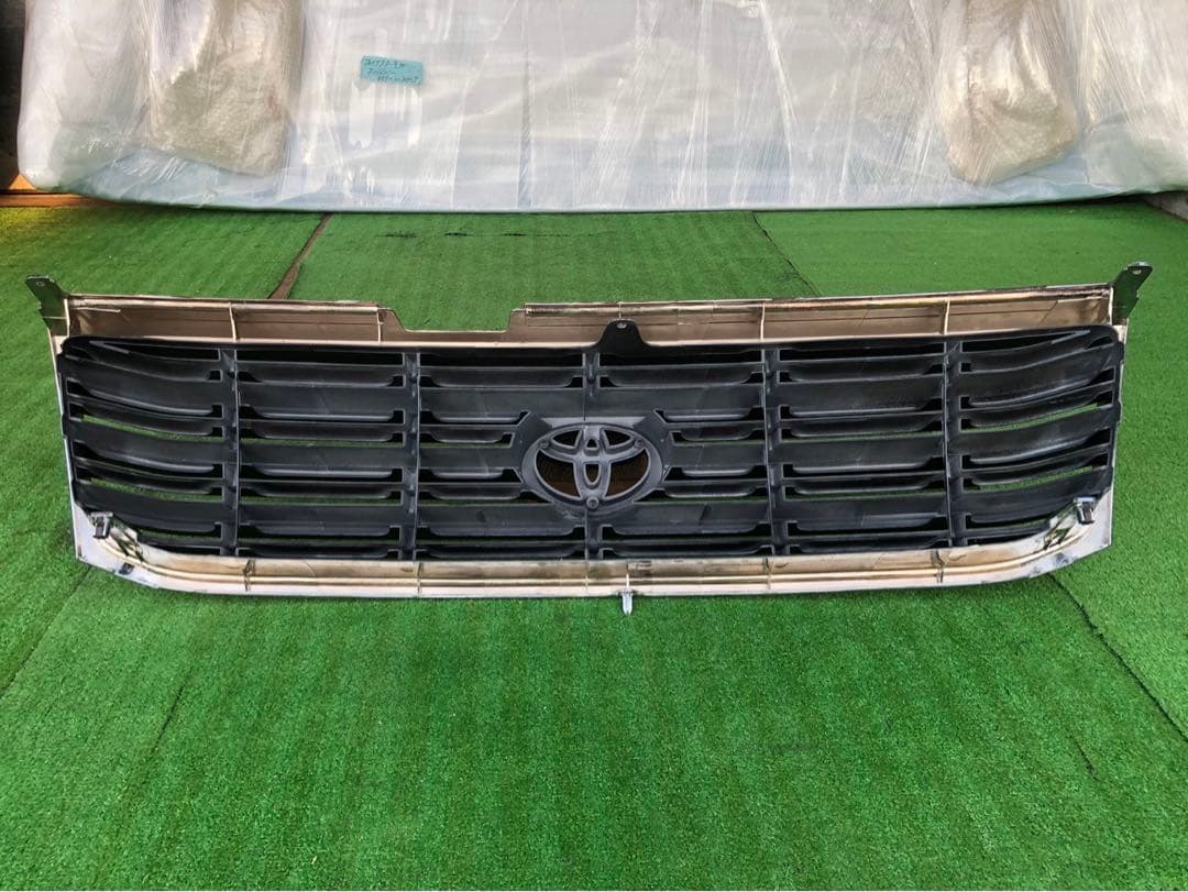 トヨタ　100系ランドクルーザー　ラジエーターグリル