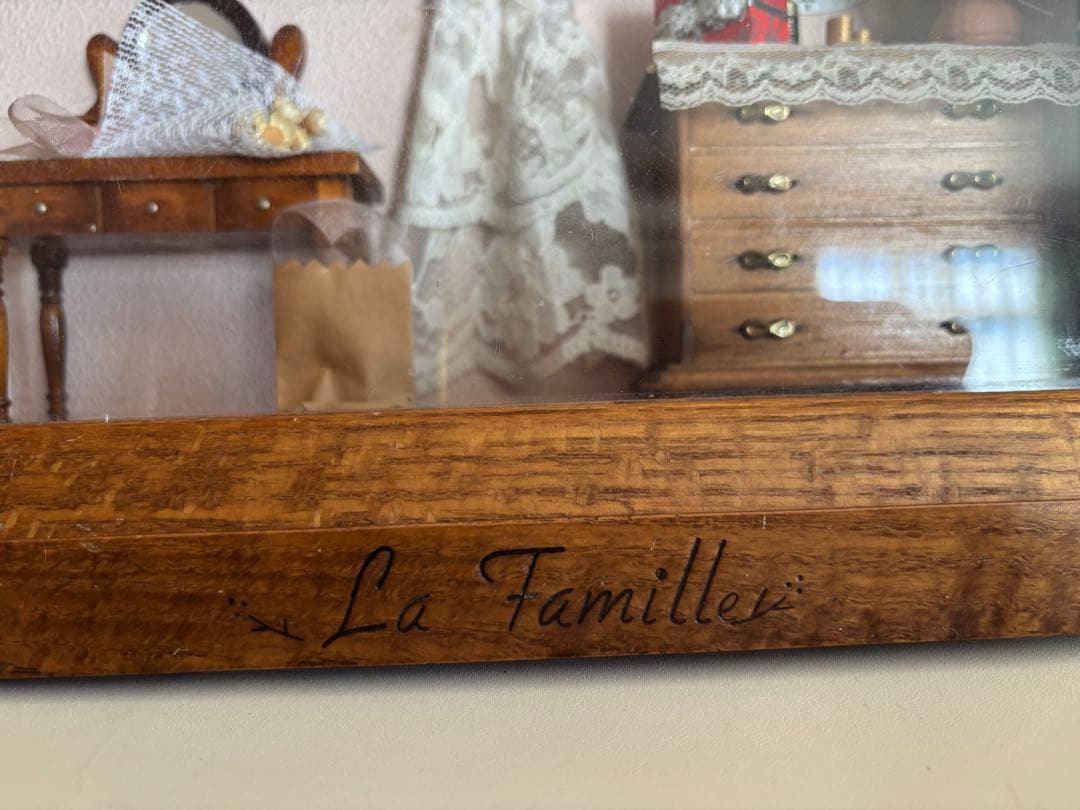 La Famille 時計付き 木製ミニチュアハウス