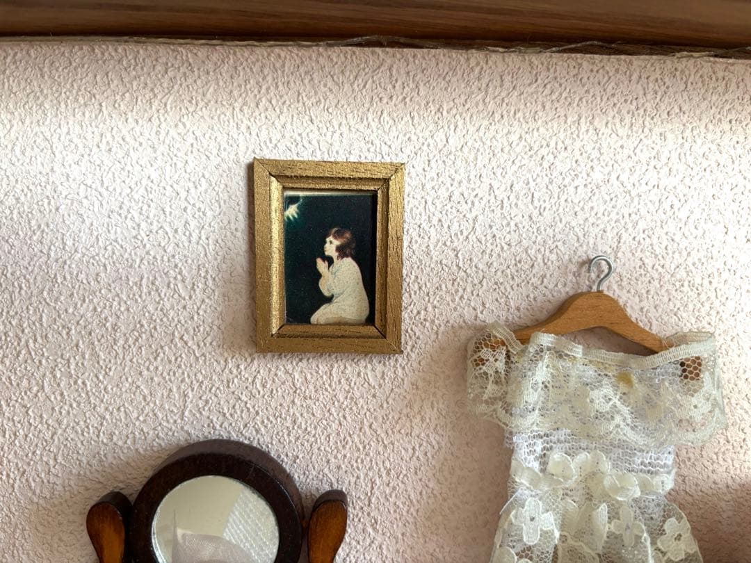 La Famille 時計付き 木製ミニチュアハウス