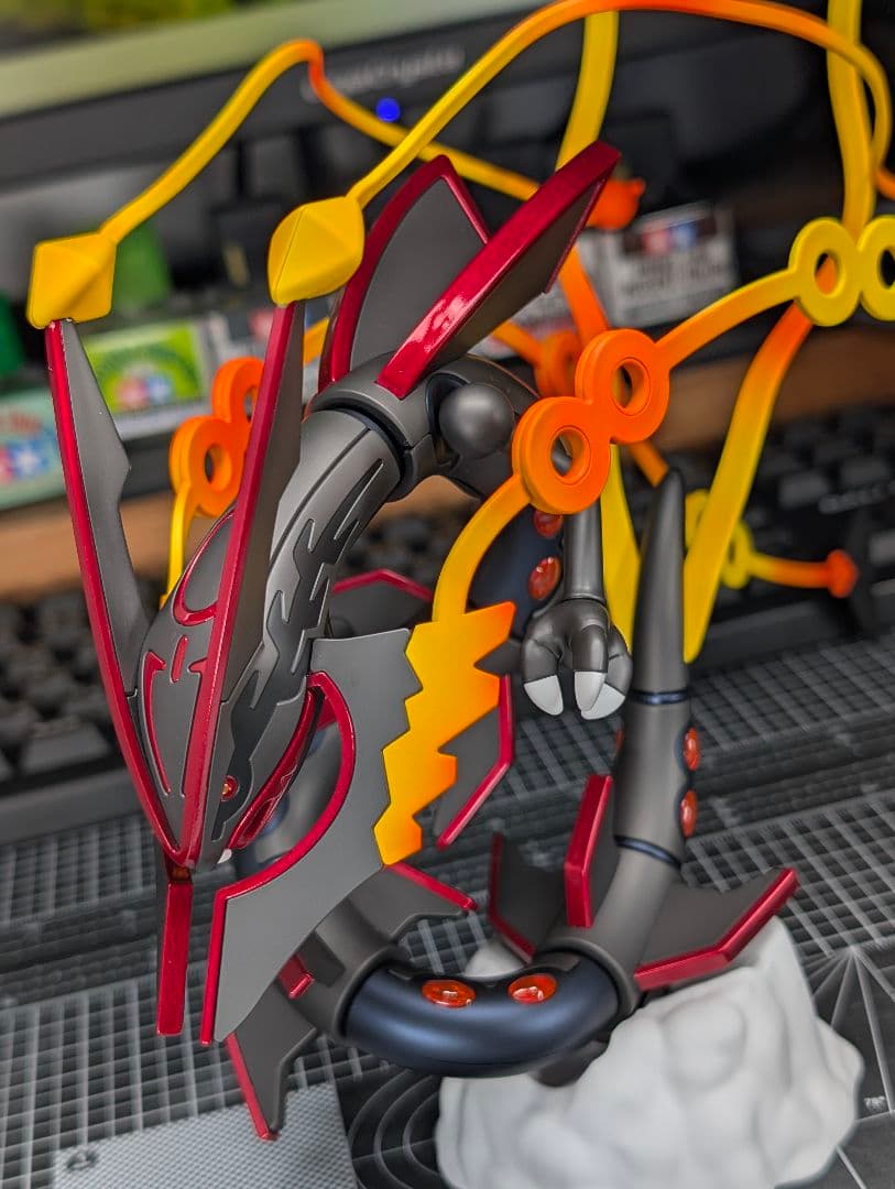 黒いメガレックウザ　全塗装　完成品　ポケプラ